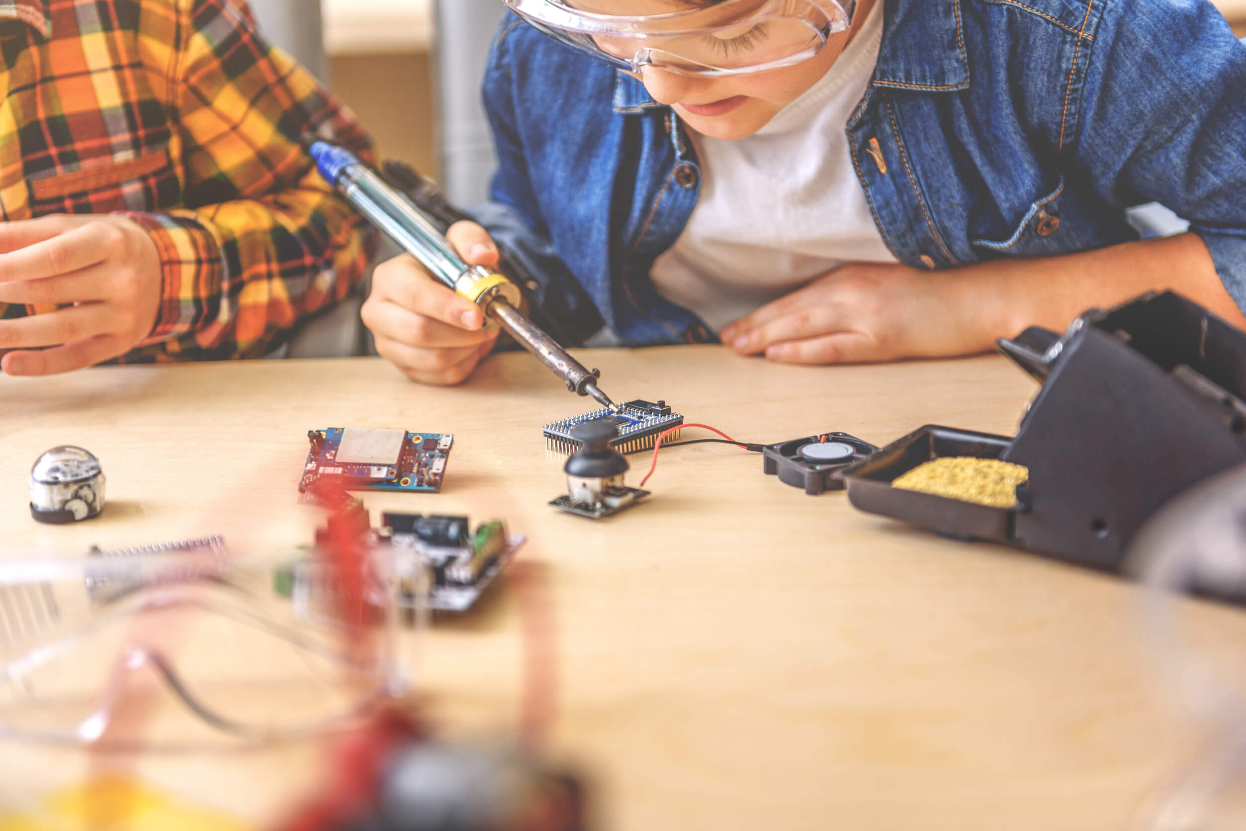 Kinder löten an einem Prozessor